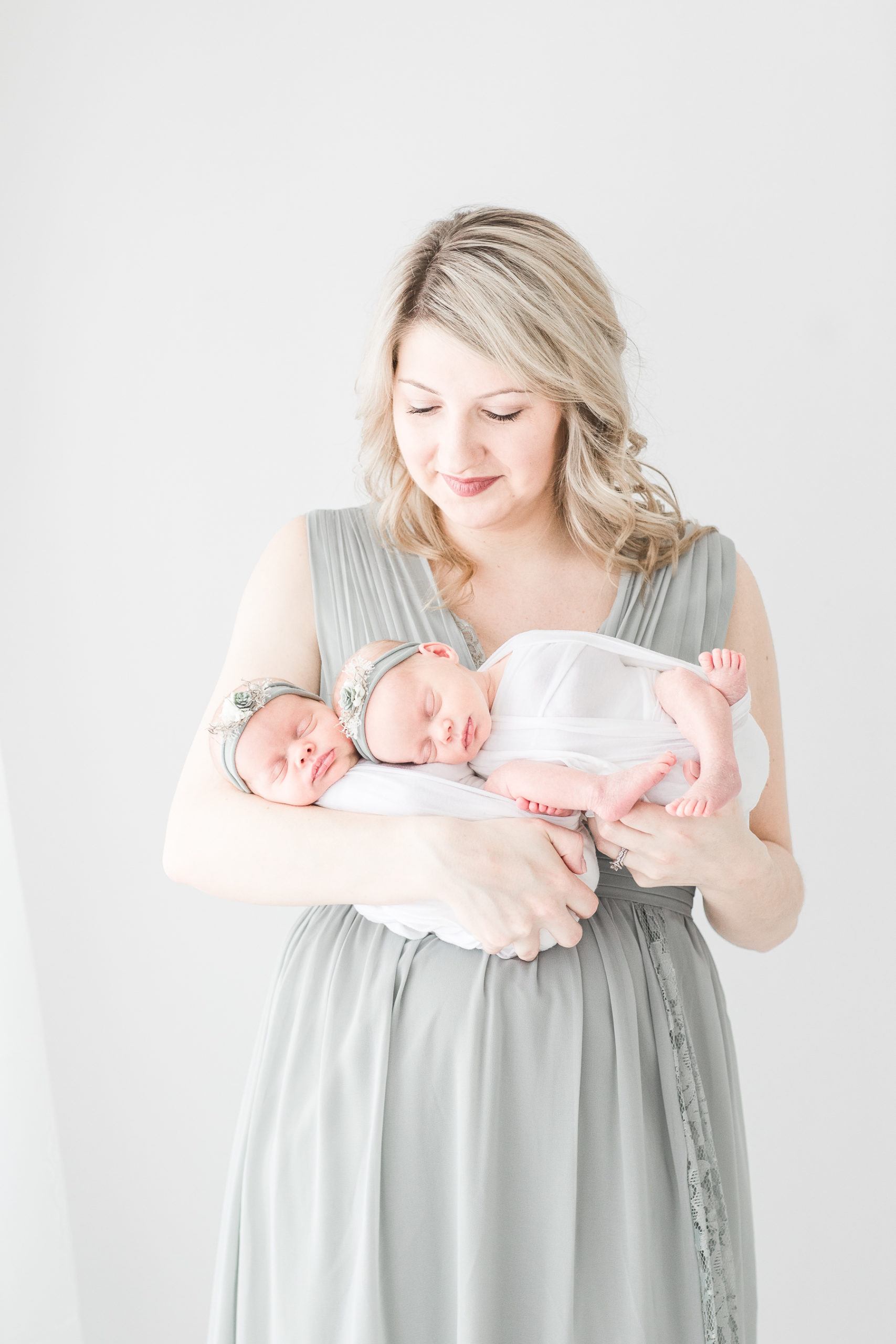 Erin Davison Photography | Best Akron Newborn Photographer, twin newborn photography, Best Cleveland Newborn and Maternity Photographers, Cleveland family photographer, Akron Newborn Photography, Cleveland Browns photographer, Cleveland Cavaliers photographer, Cleveland Indians photographer, best Cleveland baby photographer, best Cleveland family photographers, all white photography studio, natural newborn